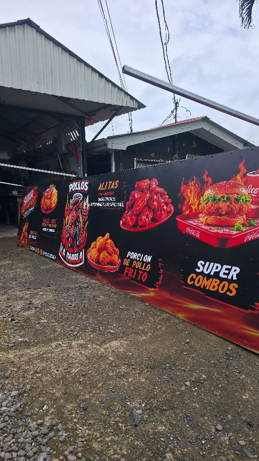 Valla larga impresa con pollo frito, alitas y la frase Super Combos