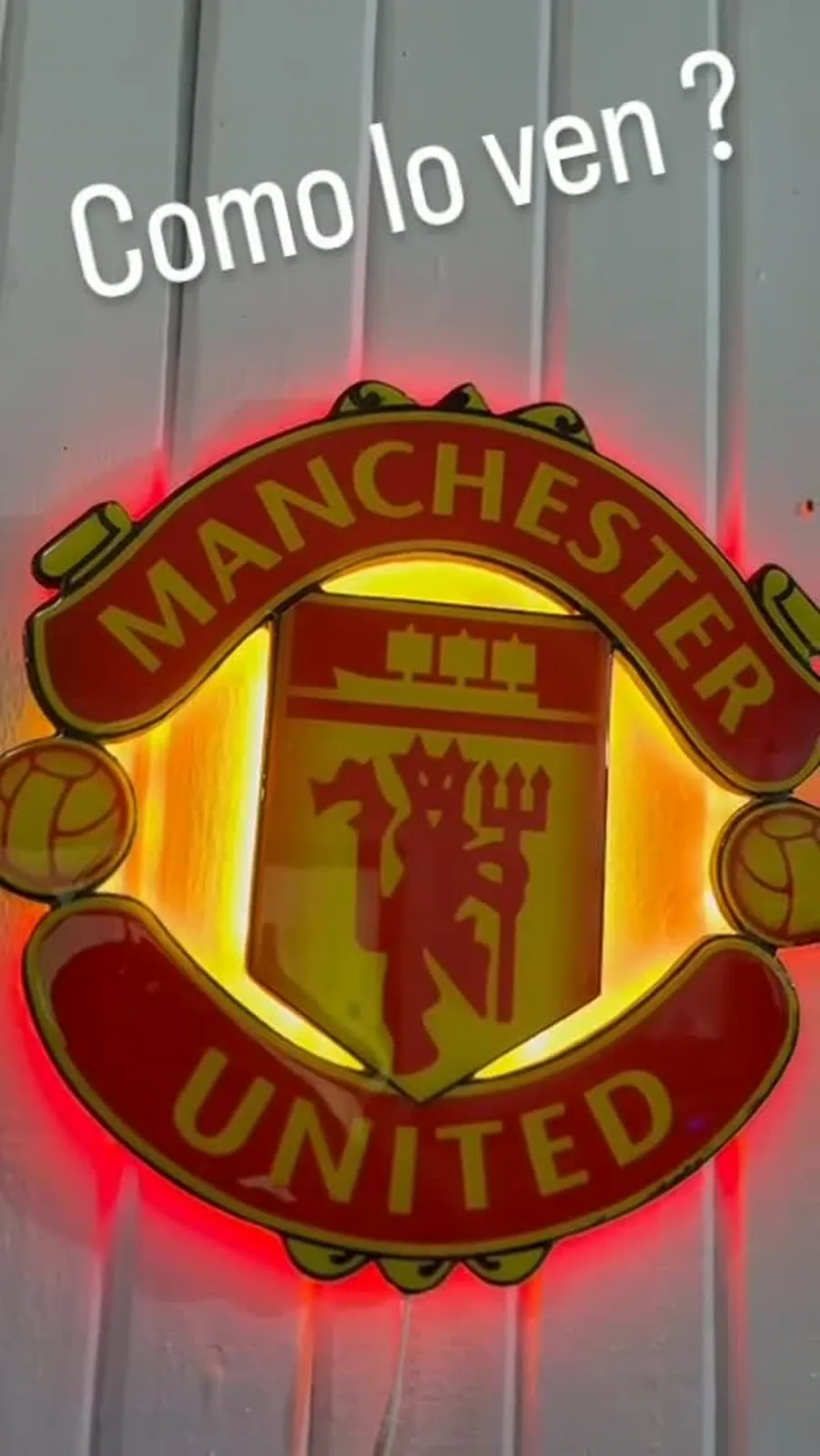 Escudo del Manchester United en letrero retroiluminado rojo